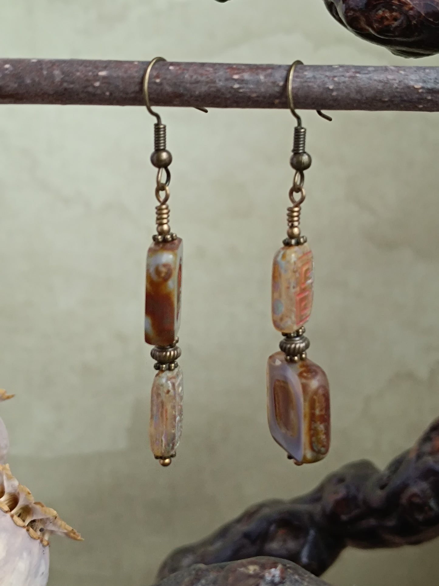 Boucles d'oreilles pendantes perles de verre tchèque asymétriques style bohème mystérieux moderne