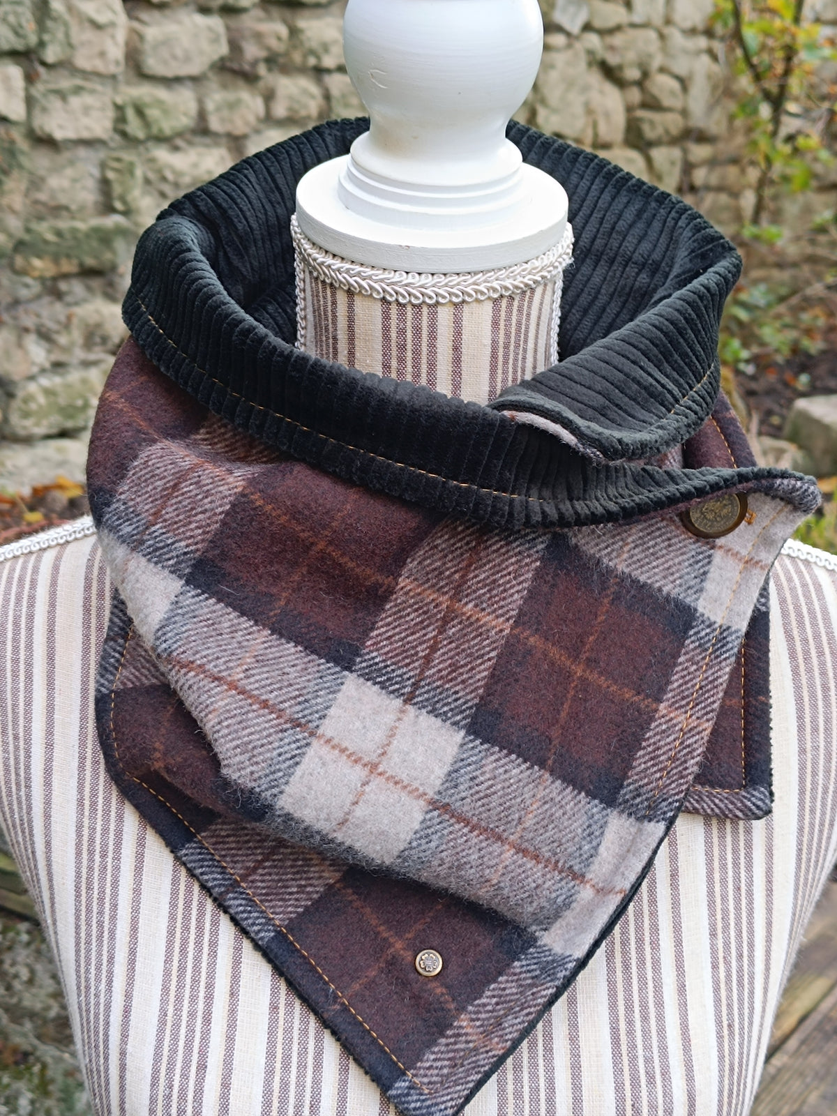 Tour de cou tartan écossais laine doublé velours côtelé et bouton vintage traditionnel