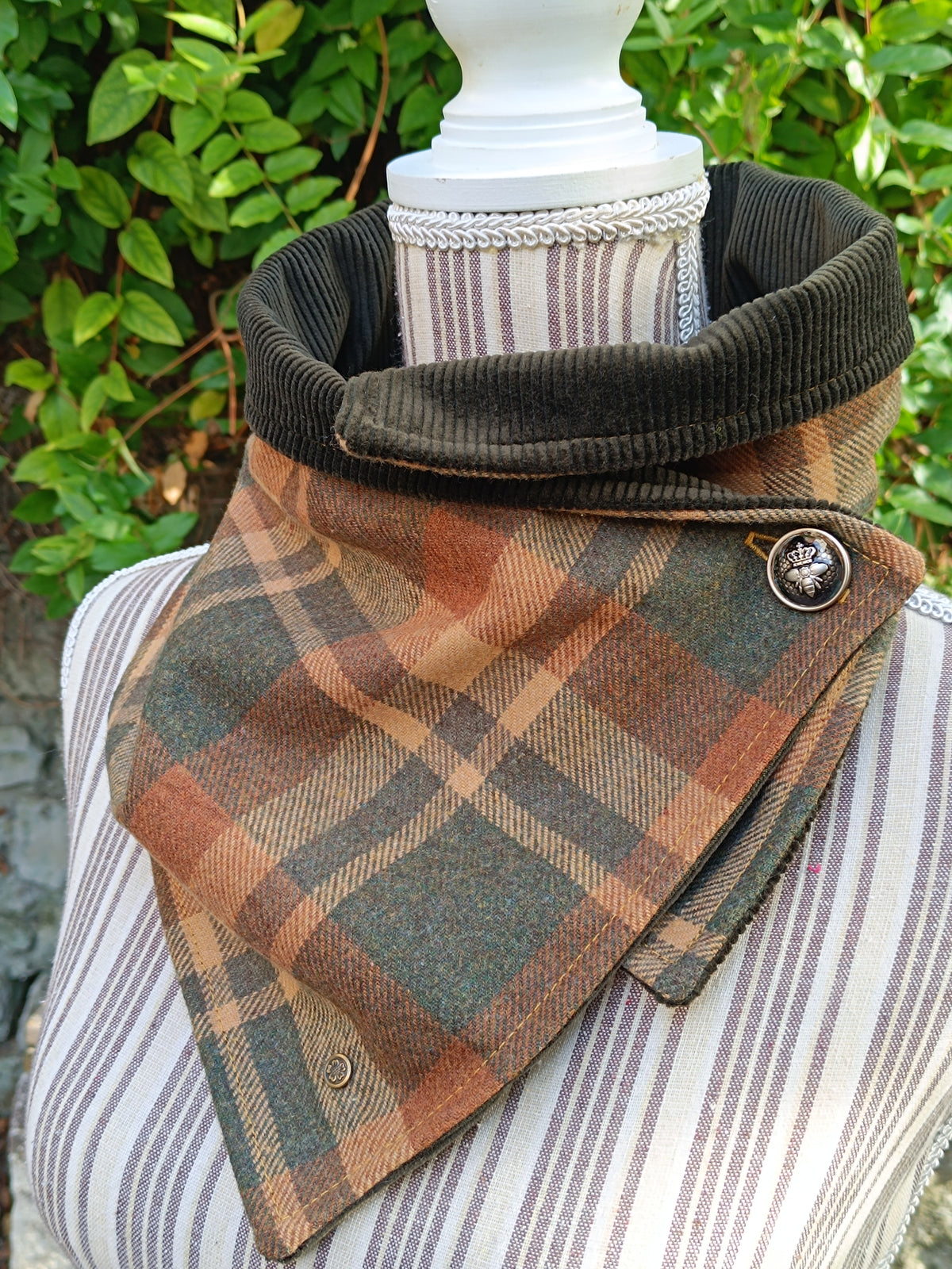 Tour de cou tartan laine vert ocre marron doublé velours brun foncé et bouton moderne abeille