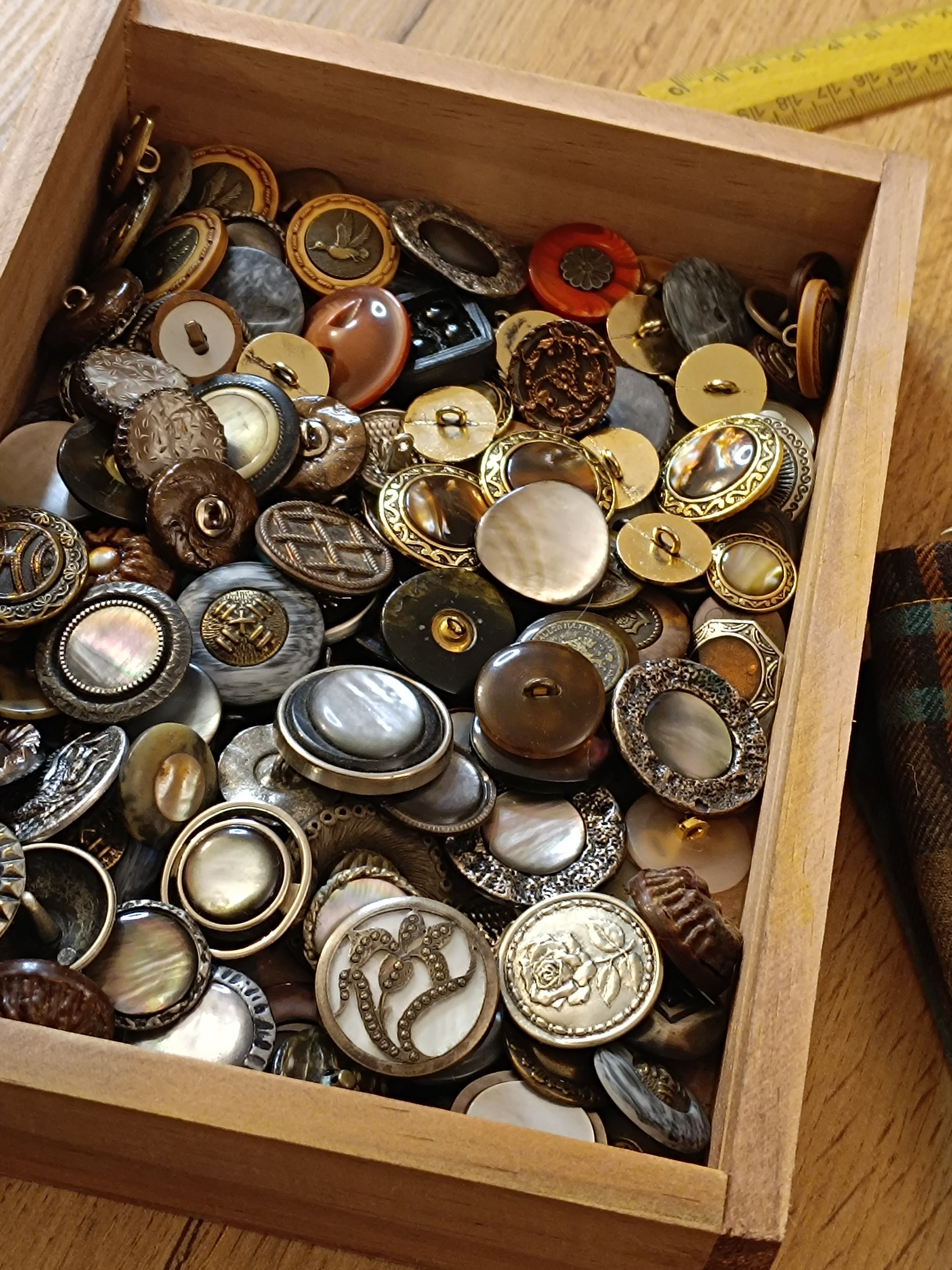 Une toute petite partie du stock de boutons vintage de l’atelier : métal, nacre, résine, gravures florales, motifs animaliers ou géométriques. Chaque pièce est soigneusement sélectionnée pour son caractère et sa patine, destinée au surcyclage textile. Trésor d’inspirations pour accessoires faits main au style féerique, bohème ou cottagecore, réalisés dans notre atelier de l’Oise.