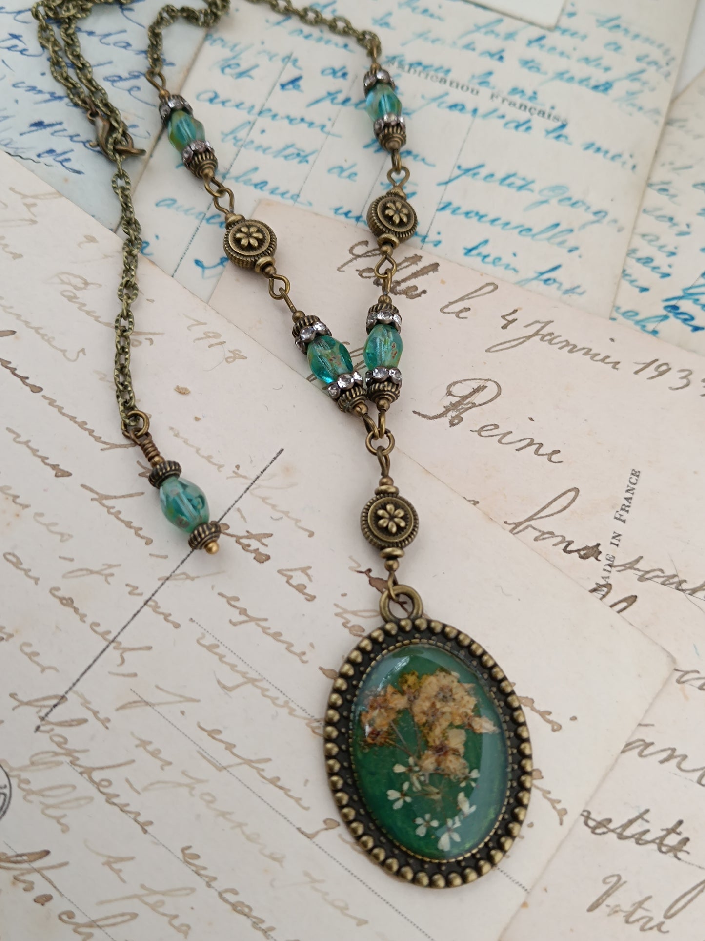 Collier Vintage Romantique Médaillon Artisanal Fleurs Séchées Fond Vert 3 x 2,5 cm