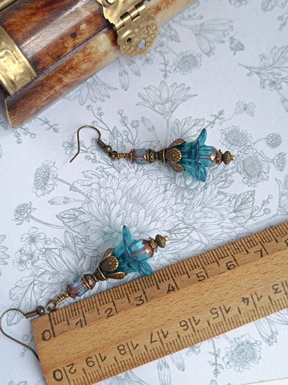Parure Collier Boucles d'Oreilles Fleurs Féeriques Lucite Bleue Verre Tchèque Bronze Antique