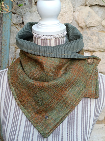 Tour de cou femme en cachemire tartan vert et marron, bouton celtique