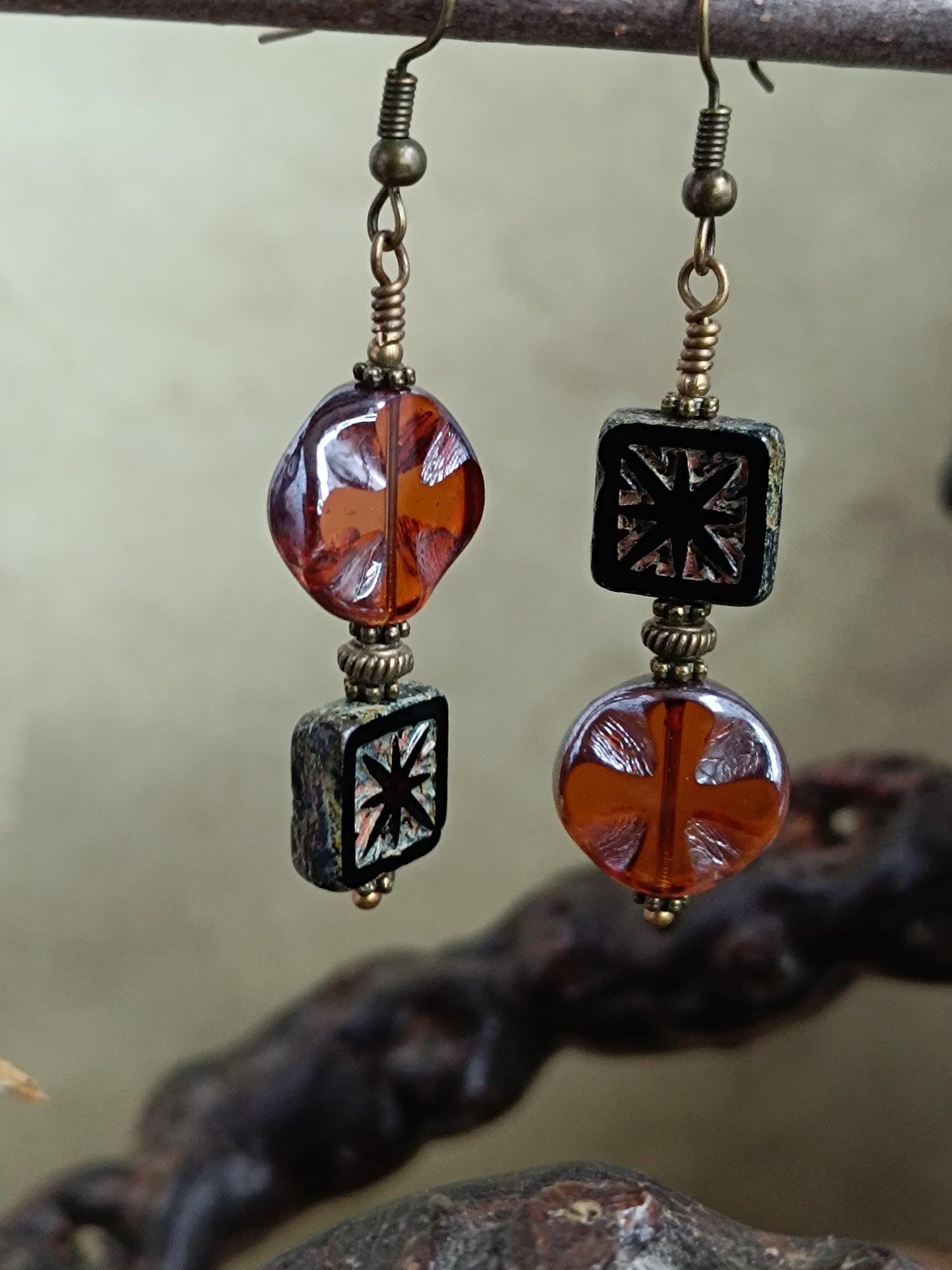 Boucles d'oreilles pendantes perles de verre tchèque asymétriques style bohème chic