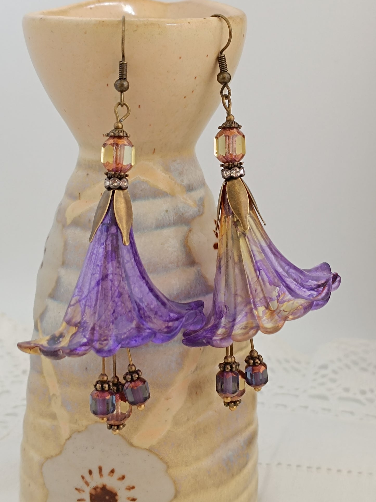 Boucles d'Oreilles Fleurs Lucite XXL Violettes et Jaune - Perles Verre Tchèque