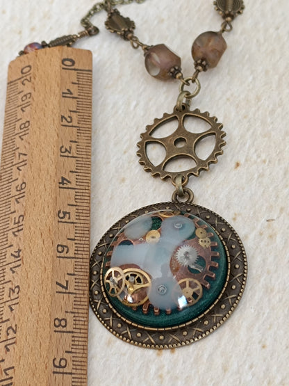 Collier Steampunk Chapelet Perles de Verre Tchèque Pendentif Cabochon Vert Résine Époxy Bronze Artisanal