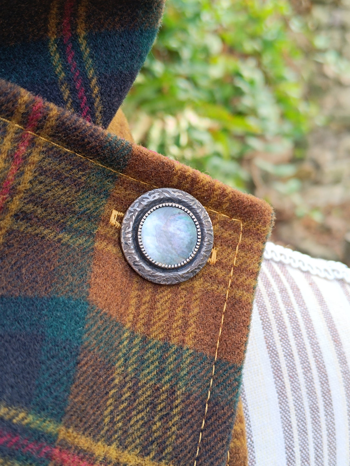 Tour de cou tartan laine bleu canard ocre marron doublé velours bordeaux et bouton vintage métal et nacre