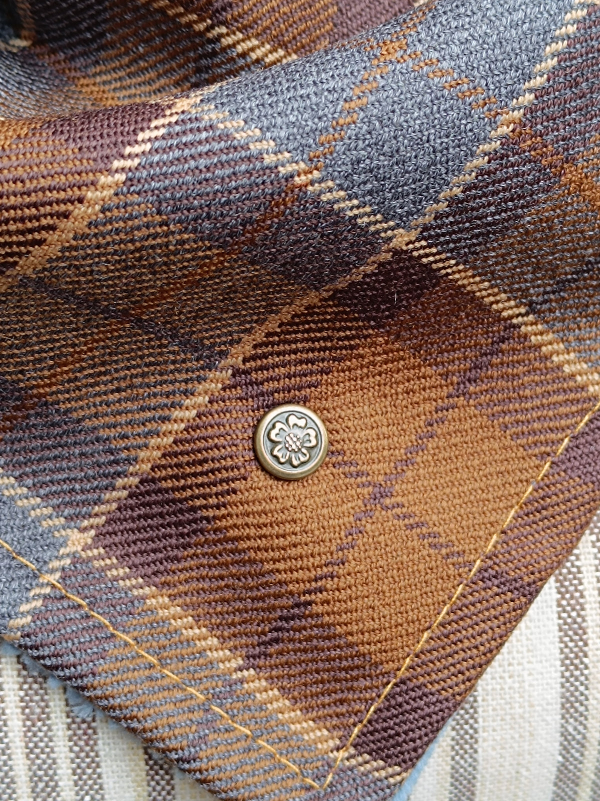 Tour de cou tartan pure laine velours côtelé bleu et bouton vintage blason licorne