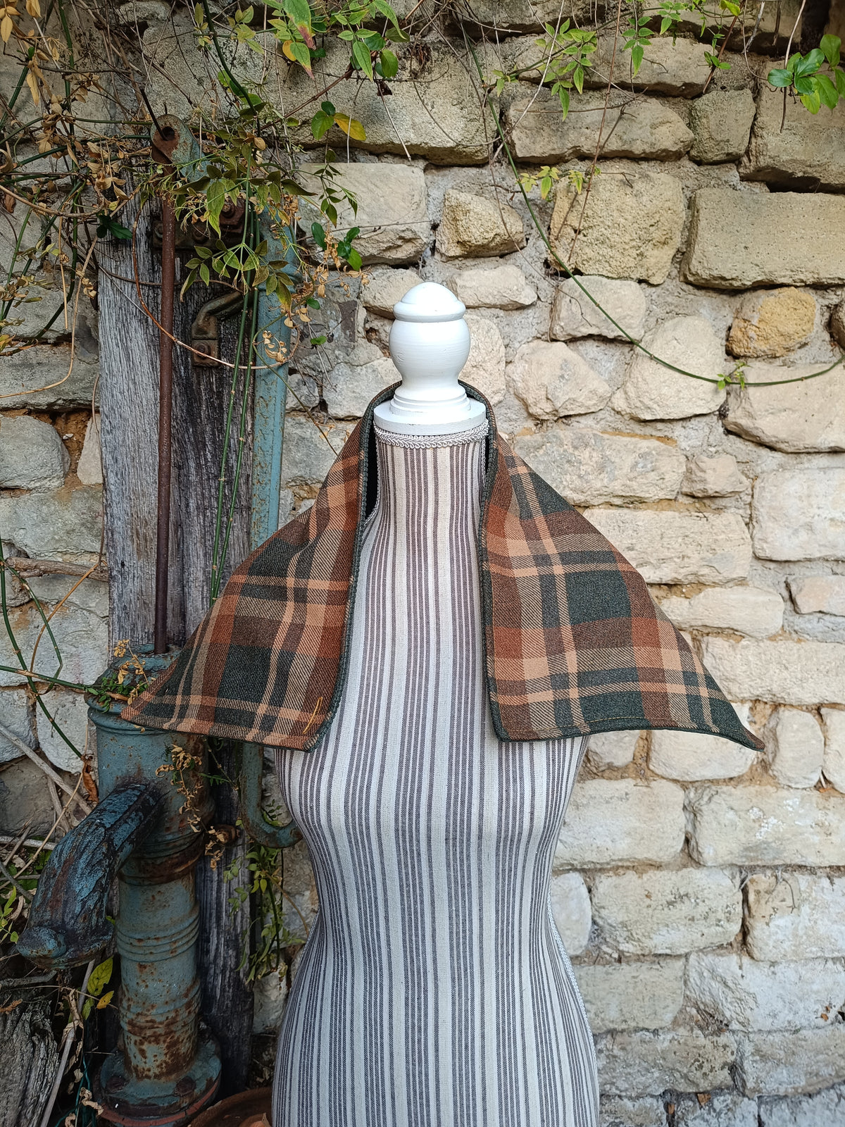 Tour de cou tartan écossais doublé de velours côtelé kaki bouton celtique