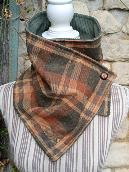 Tour de cou en laine tartan forestier, velours sauge et bouton cerf