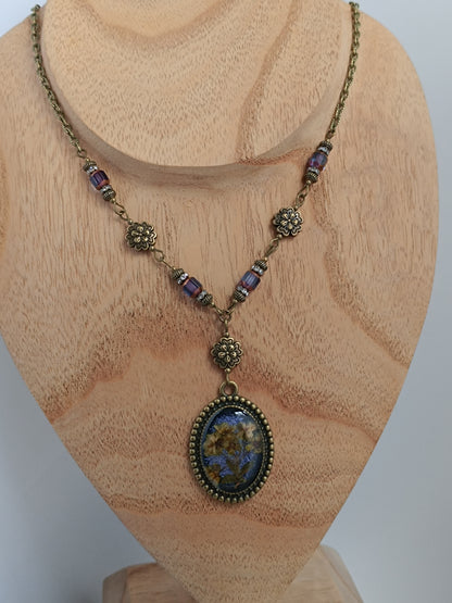 Collier Vintage Romantique Médaillon Artisanal Fleurs Séchées Fond Dark Violet 3 x 2,5 cm