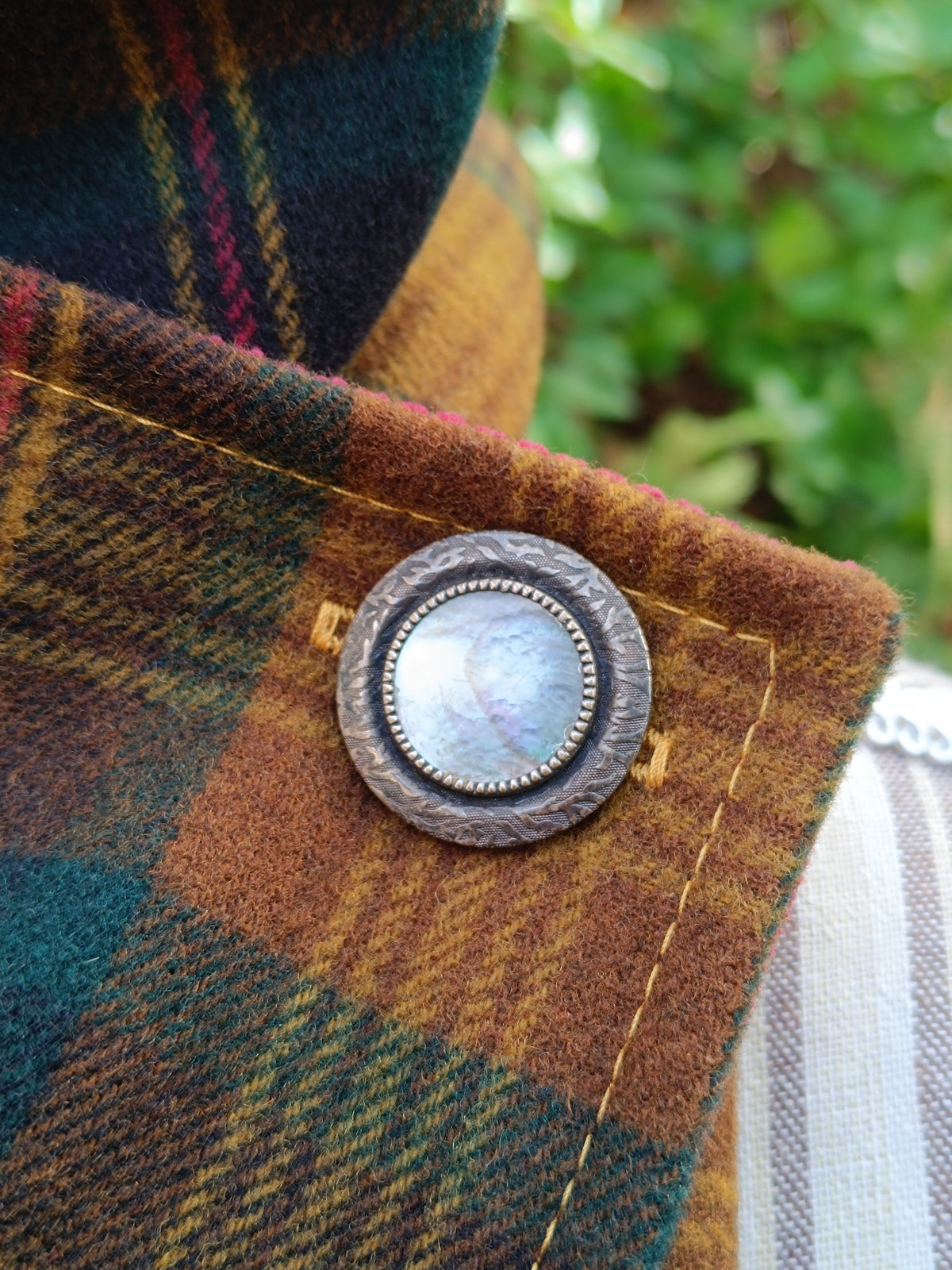 Tour de cou tartan laine bleu canard ocre marron doublé velours bordeaux et bouton vintage métal et nacre