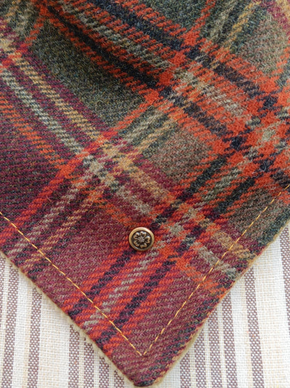 Tour de cou tartan laine bordeaux vert ocre doublé velours mousse et bouton celtique