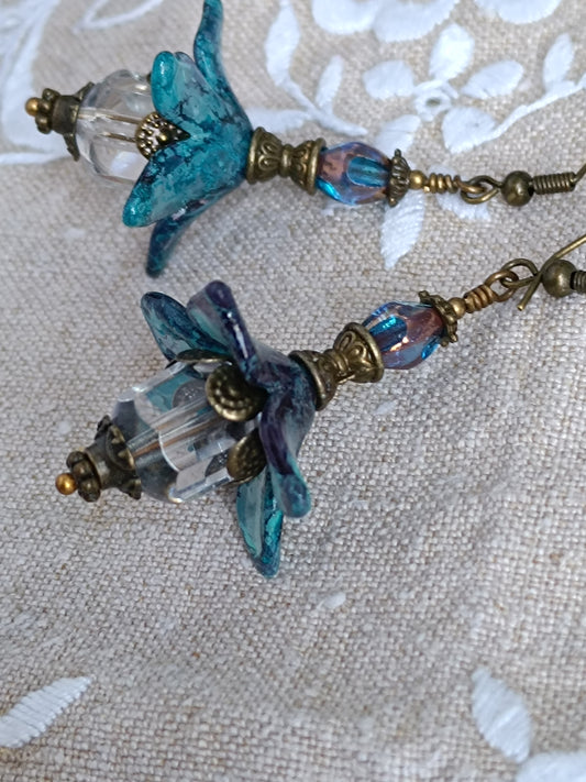 Boucles d'oreilles pendantes fleurs féeriques bleues et perles verre tchèques cristal