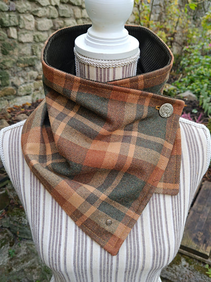 Tour de cou tartan écossais en laine et velours avec bouton dragon chimère