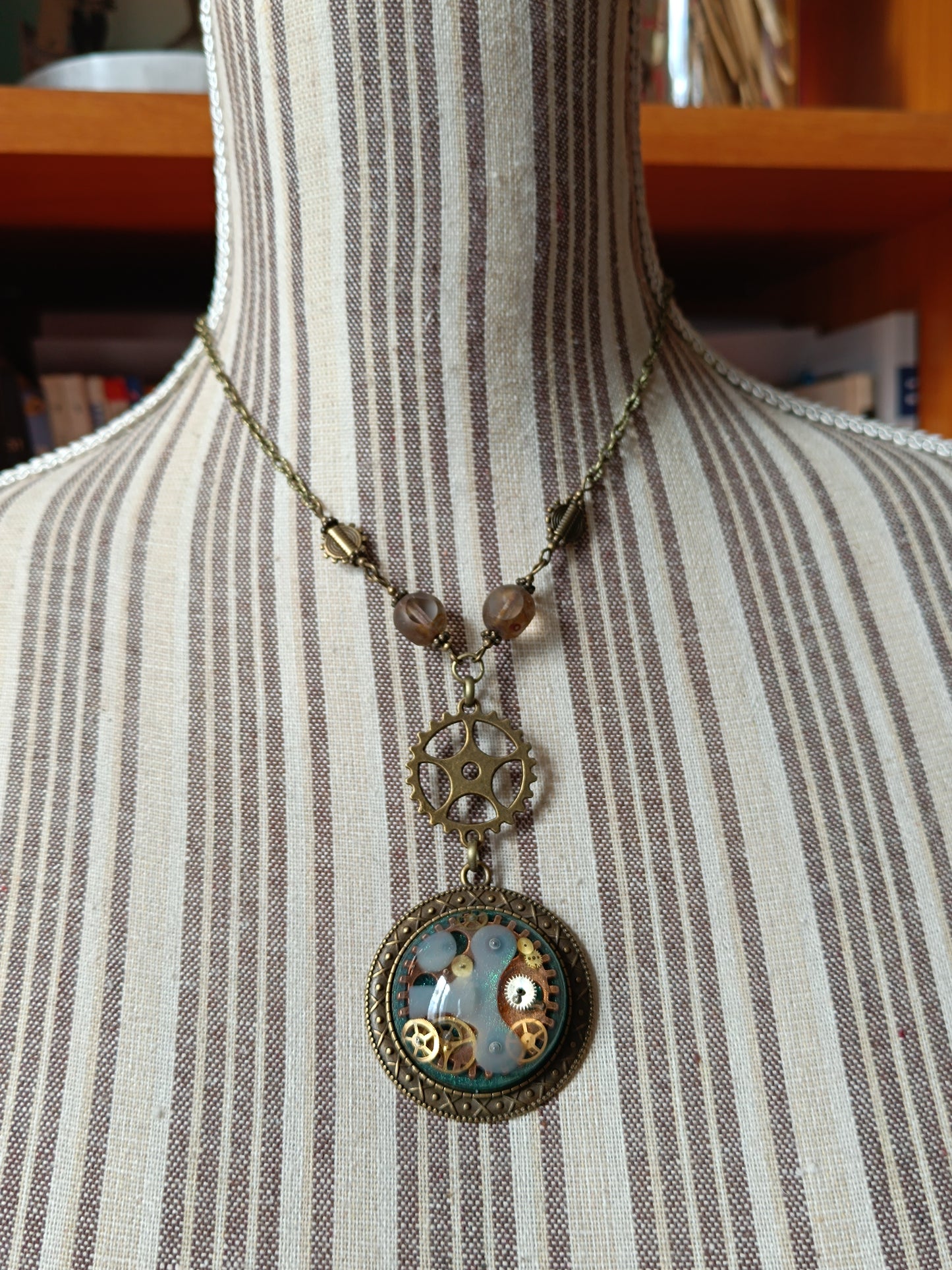 Collier Steampunk Chapelet Perles de Verre Tchèque Pendentif Cabochon Vert Résine Époxy Bronze Artisanal