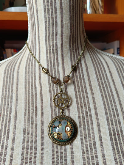 Collier Steampunk Chapelet Perles de Verre Tchèque Pendentif Cabochon Vert Résine Époxy Bronze Artisanal