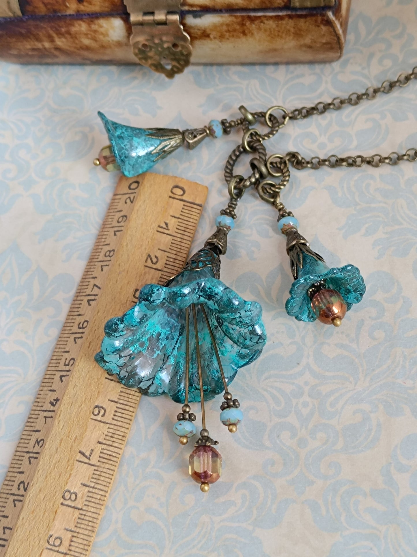 Collier Sautoir Fleurs Féeriques Bleu Turquoise - Lucite Peinte Main Bronze Antique