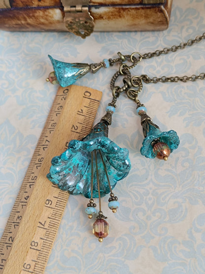Collier Sautoir Fleurs Féeriques Bleu Turquoise - Lucite Peinte Main Bronze Antique