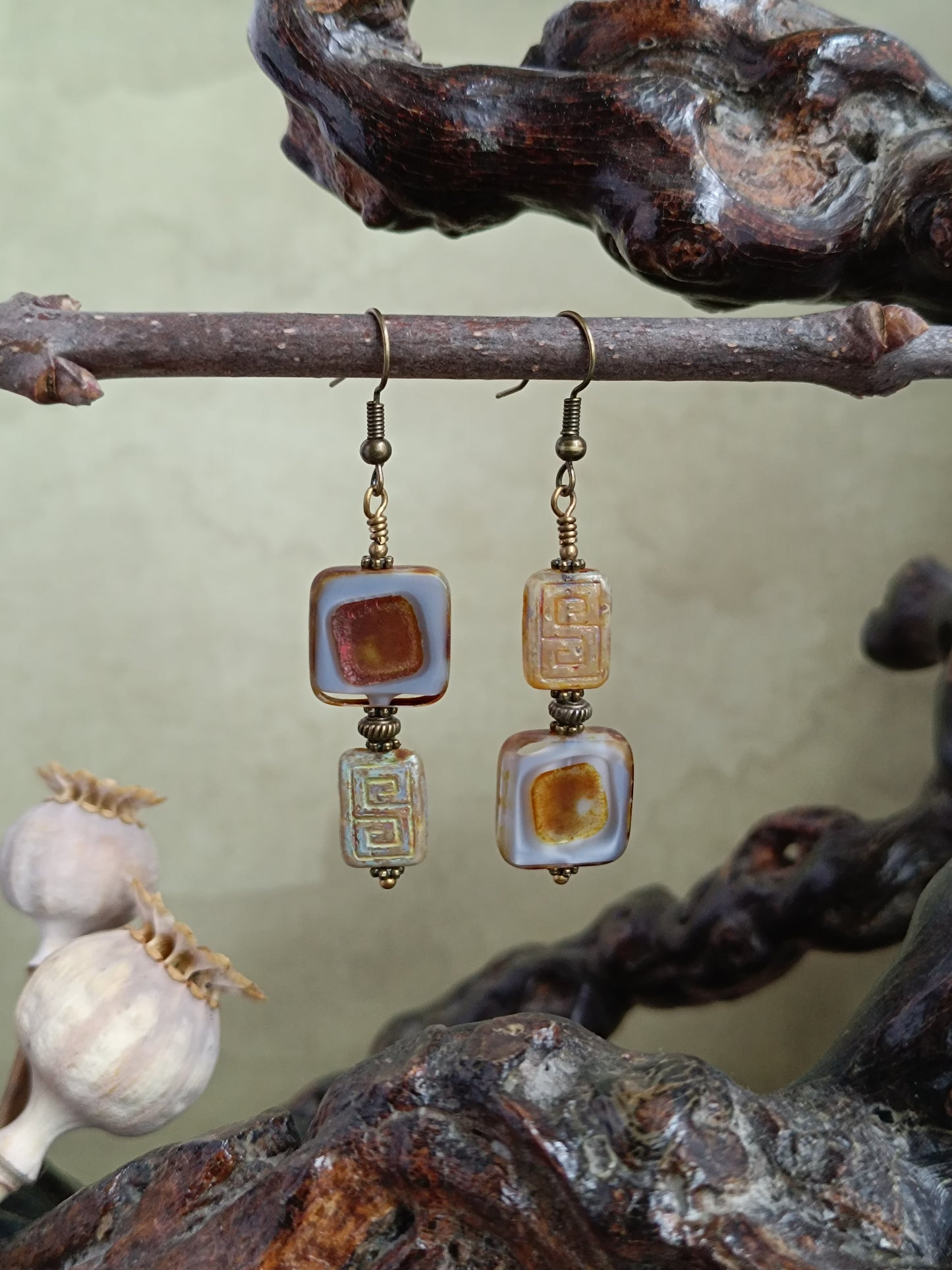 Boucles d'oreilles pendantes perles de verre tchèque asymétriques style bohème mystérieux moderne