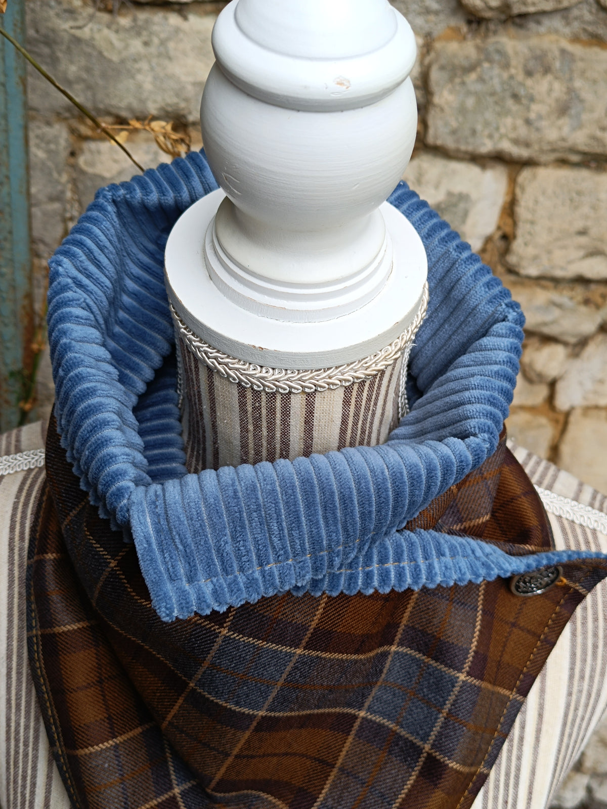 Tour de cou tartan pure laine velours côtelé bleu et bouton vintage blason licorne