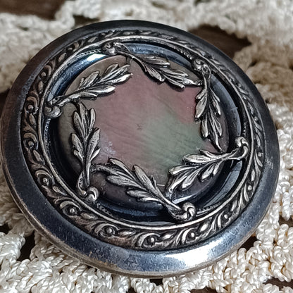 Broche vintage en nacre irisée et métal bronze – ancien bouton francais des années 1900 – couronne de laurier – bijou fait main