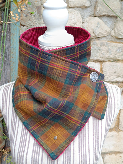 Tour de cou tartan laine velours côtelé bordeaux et grand bouton vintage métal et nacre