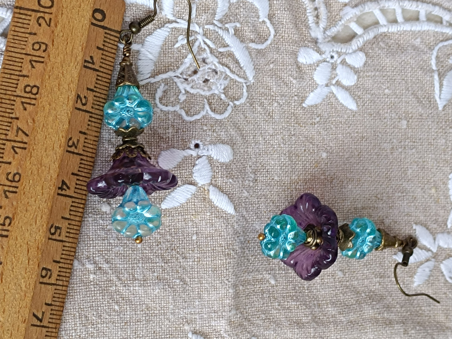 Boucles d'oreilles Fleurs Clochettes Lucite Vintage et Fleurets Verre Tchèque Bleus Bijou Bohème