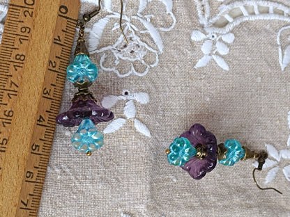 Boucles d'oreilles Fleurs Clochettes Lucite Vintage et Fleurets Verre Tchèque Bleus Bijou Bohème