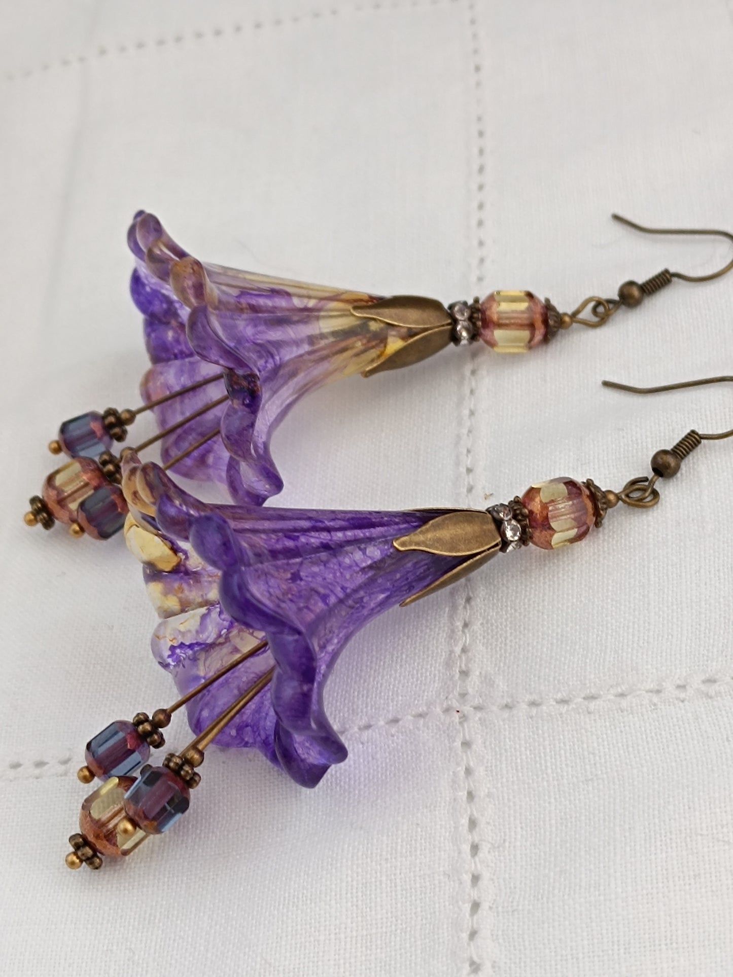 Boucles d'Oreilles Fleurs Lucite XXL Violettes et Jaune - Perles Verre Tchèque