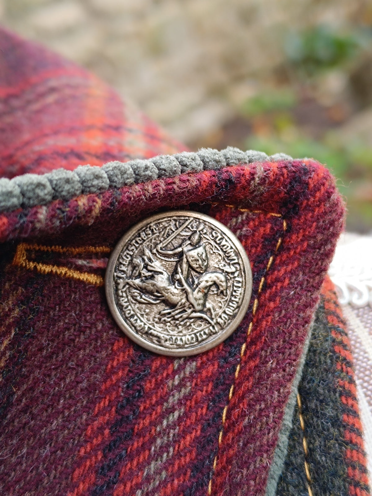 Tour de cou tartan écossais en laine doublé de velours côtelé et bouton vintage chevalier