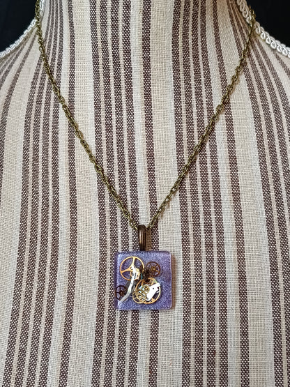 Pendentif Steampunk Carré Engrenages Résine Époxy Violet Chaîne Bronze Artisanal