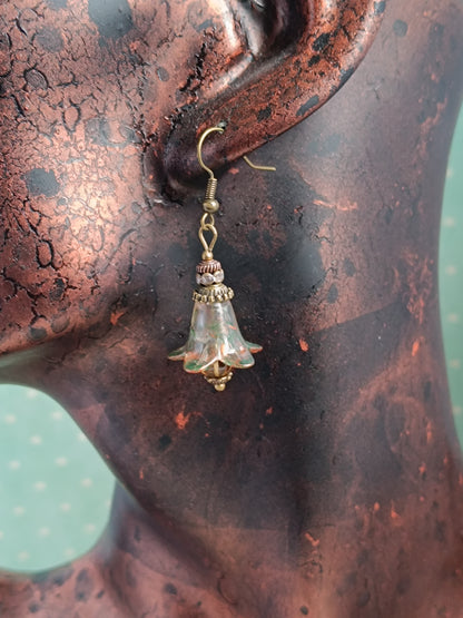 Petites boucles d’oreilles pendantes “Fleurs Féeriques” – Vert mousse & reflets cuivrés