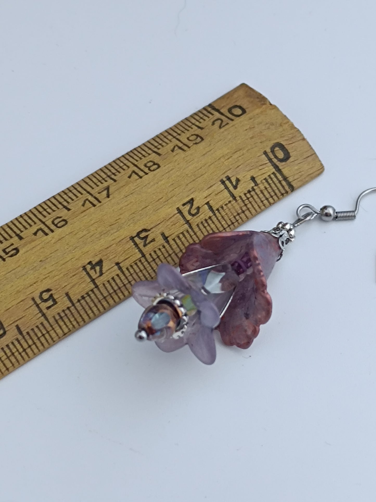 Boucles d'oreilles fleurs acrylique givrée, perles de verre tchèque, acier inoxydable