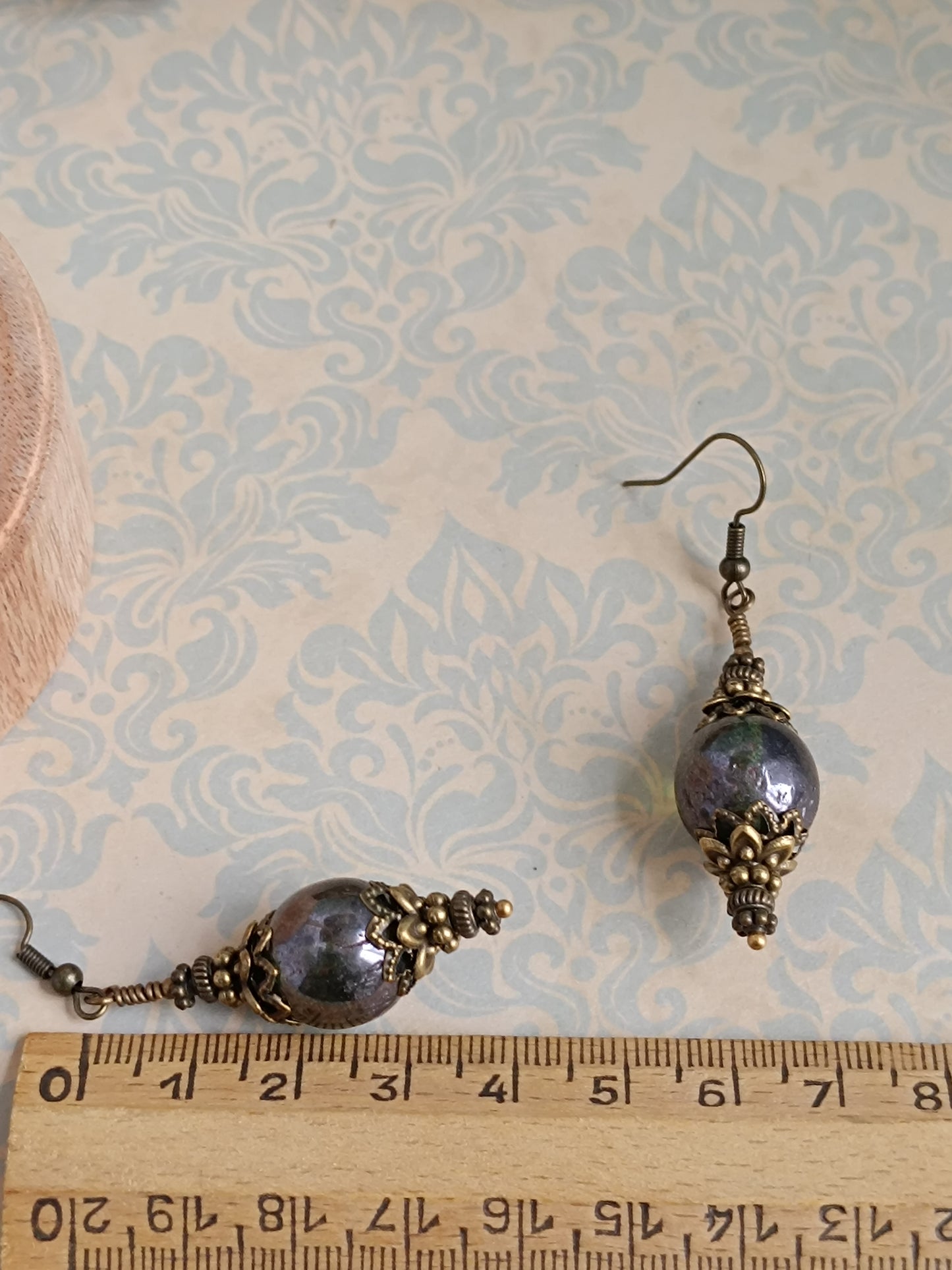 Boucles d'Oreilles Pendantes Victoriennes Verre Tchèque Vert Lustré Bronze Antique