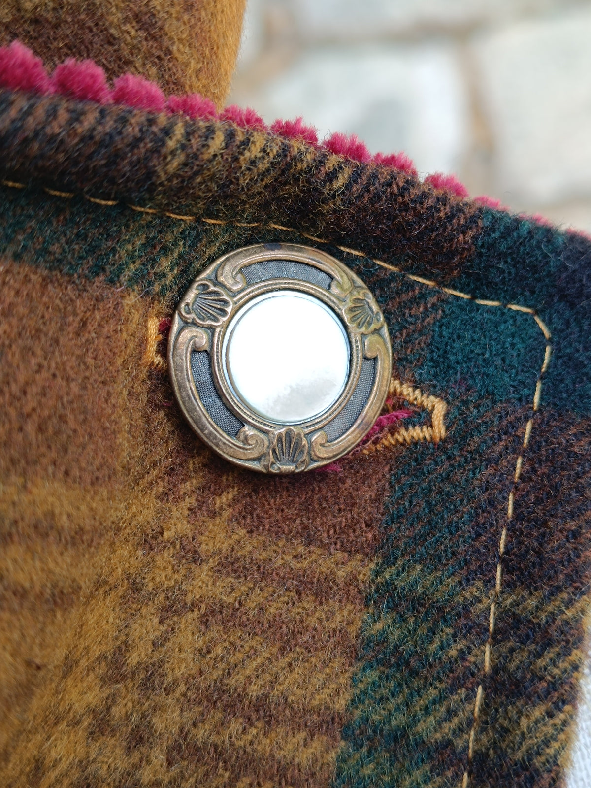 Tour de cou tartan laine et velours bordeaux avec bouton Art déco en nacre