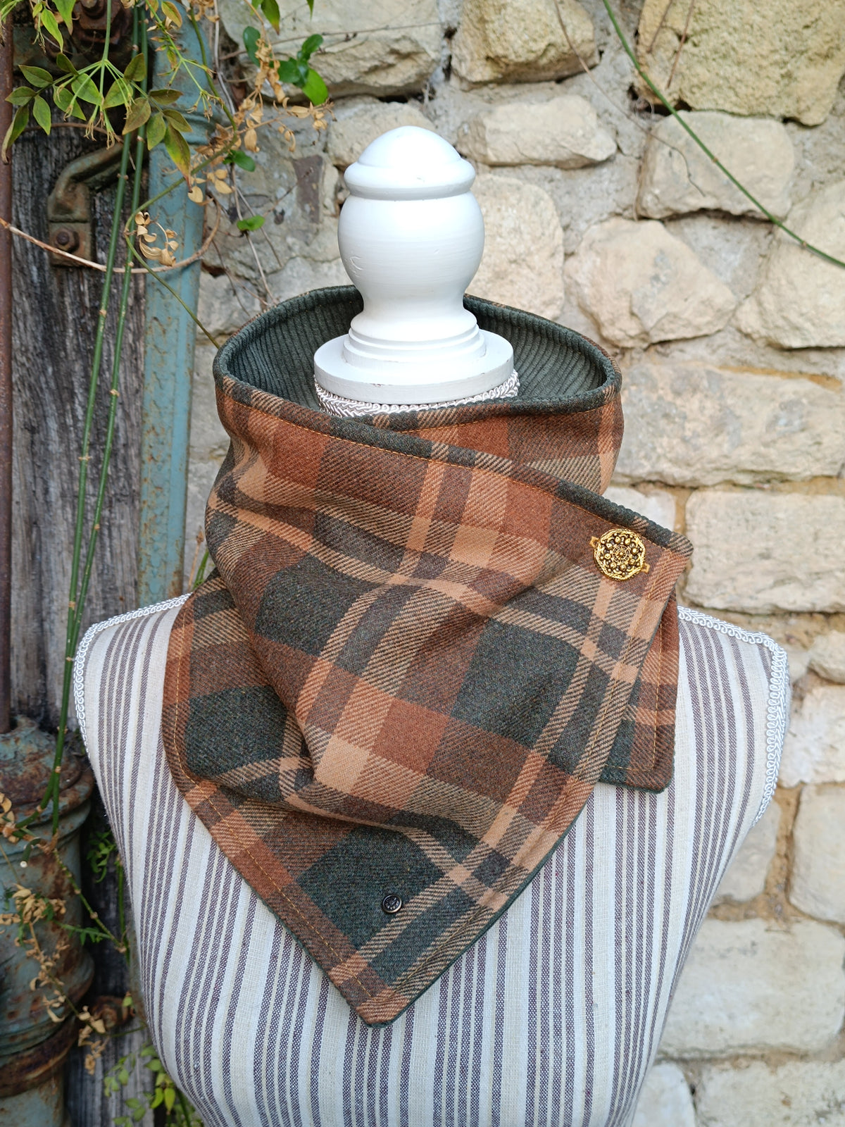 Tour de cou tartan écossais doublé de velours côtelé kaki bouton celtique