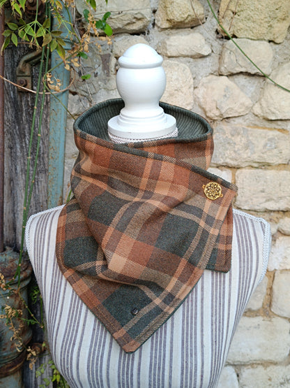 Tour de cou tartan écossais doublé de velours côtelé kaki bouton celtique