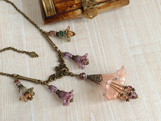 Rêveries Florales Collier fairycore romantique en bronze antique, fleurs lucite peintes main, perles lanternes verre tchèque