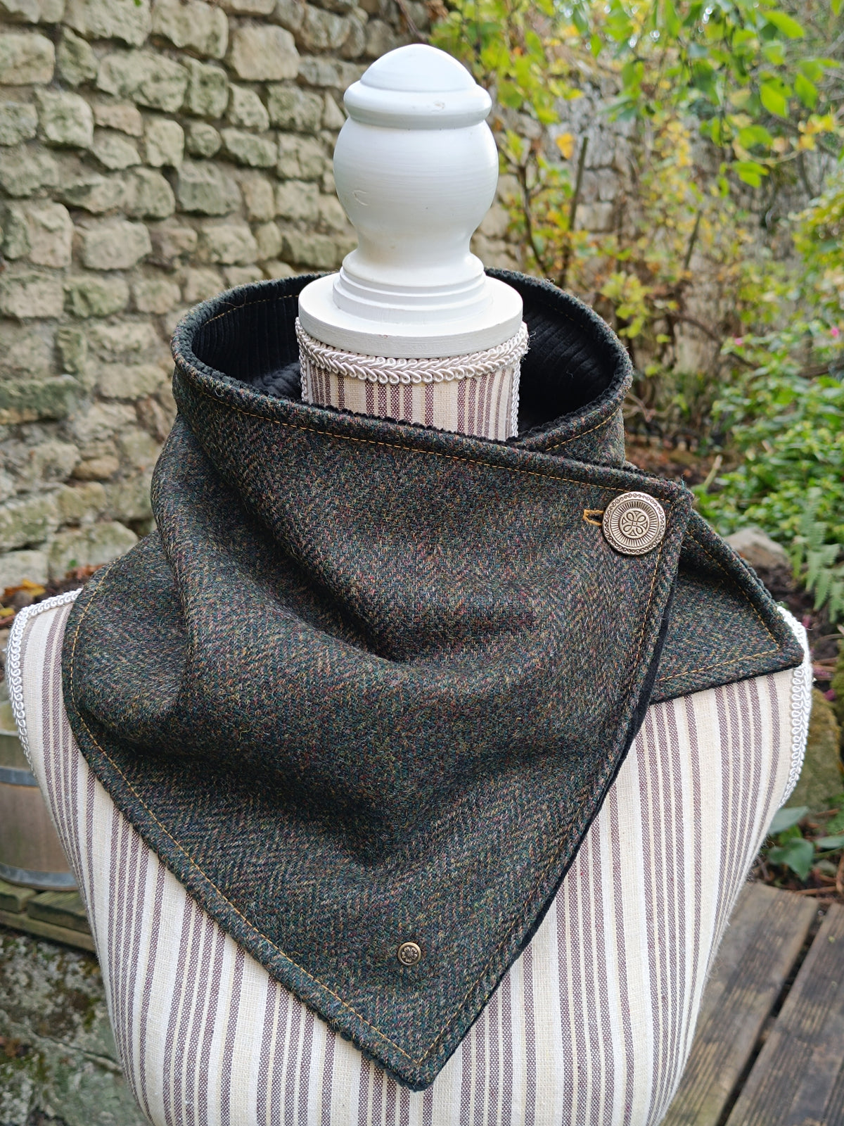 Tour de cou tweed celtique doublé velours côtelé et bouton vintage métal celte