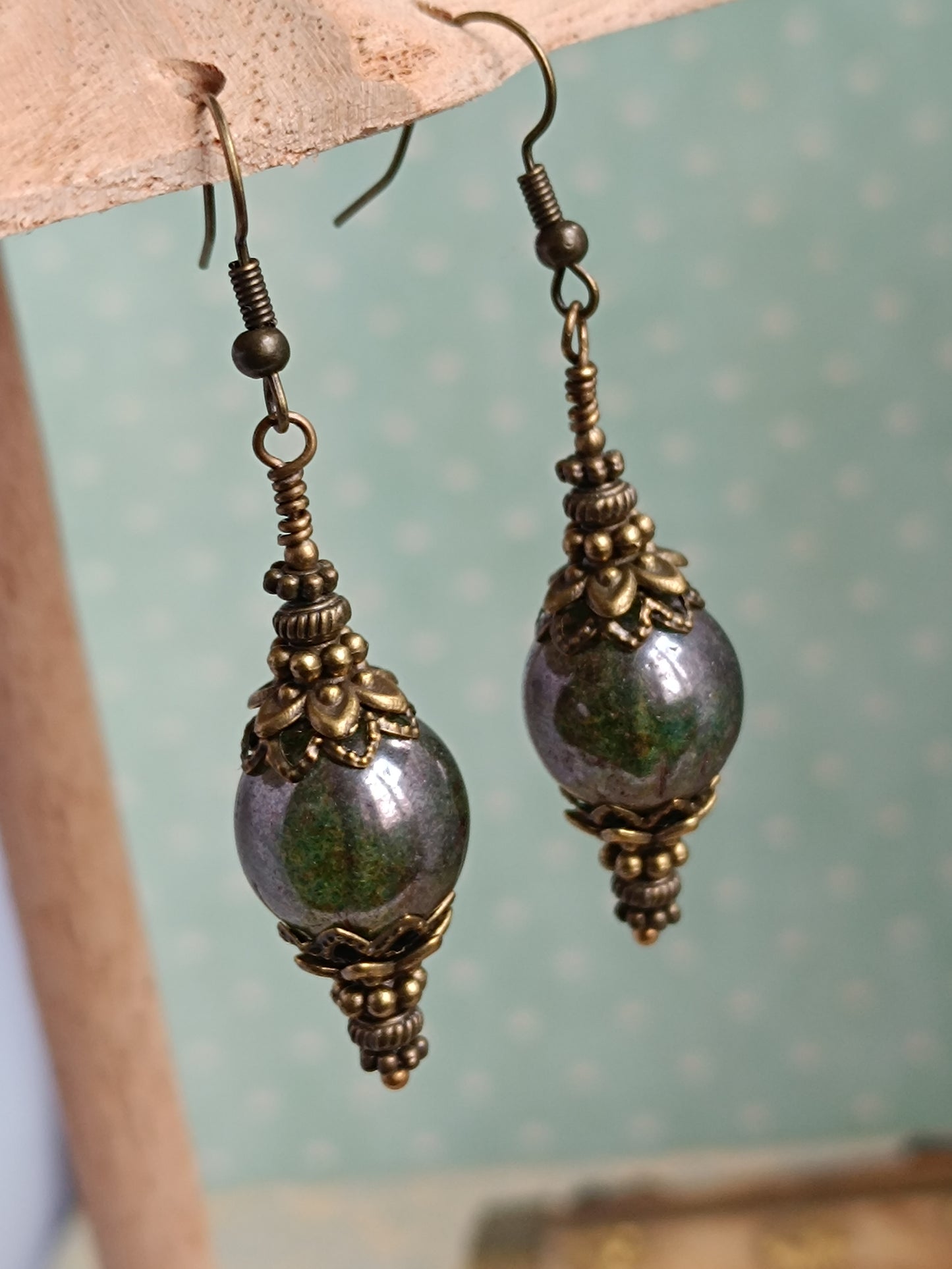 Boucles d'Oreilles Pendantes Victoriennes Verre Tchèque Vert Lustré Bronze Antique