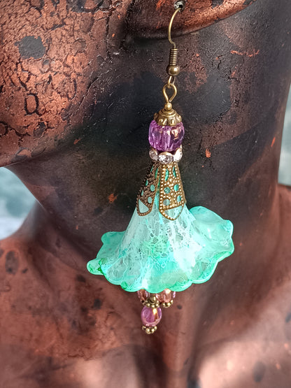 Boucles d'Oreilles Fleurs Lucite XXL portées - style bohème romantique - bijoux uniques fait main France
