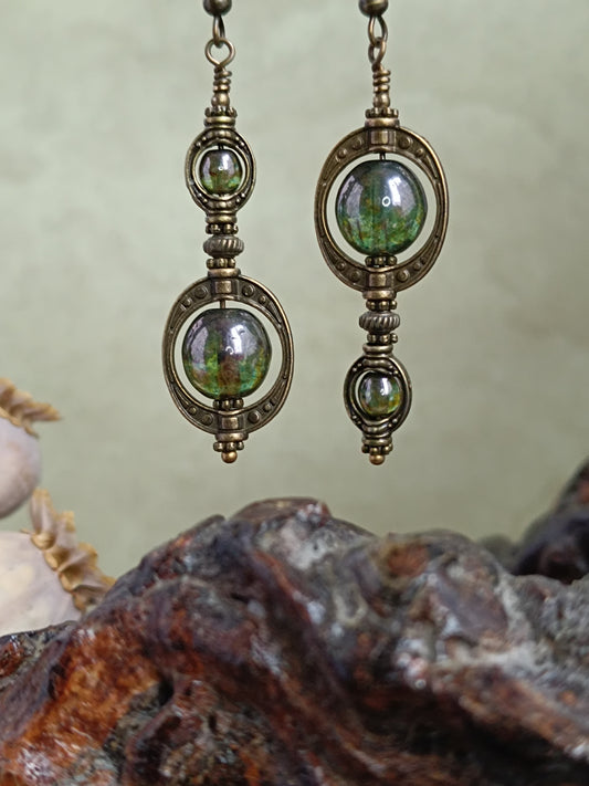 Boucles d'oreilles pendantes perles de verre tchèque asymétriques romantiques et mystérieuses vert lustré créations Aucoudesanges