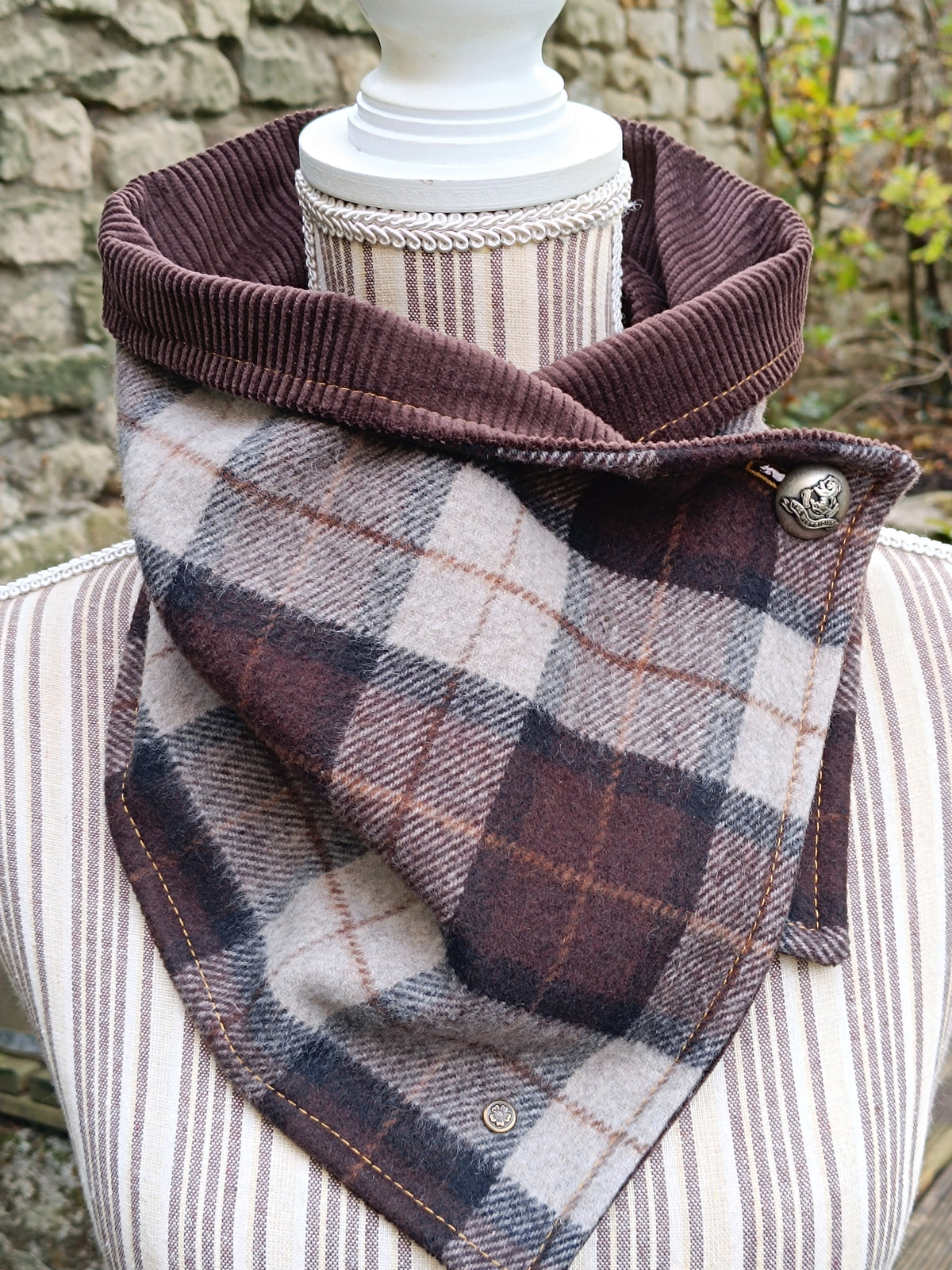 Tour de cou tartan écossais laine doublé velours côtelé et bouton vintage héraldique