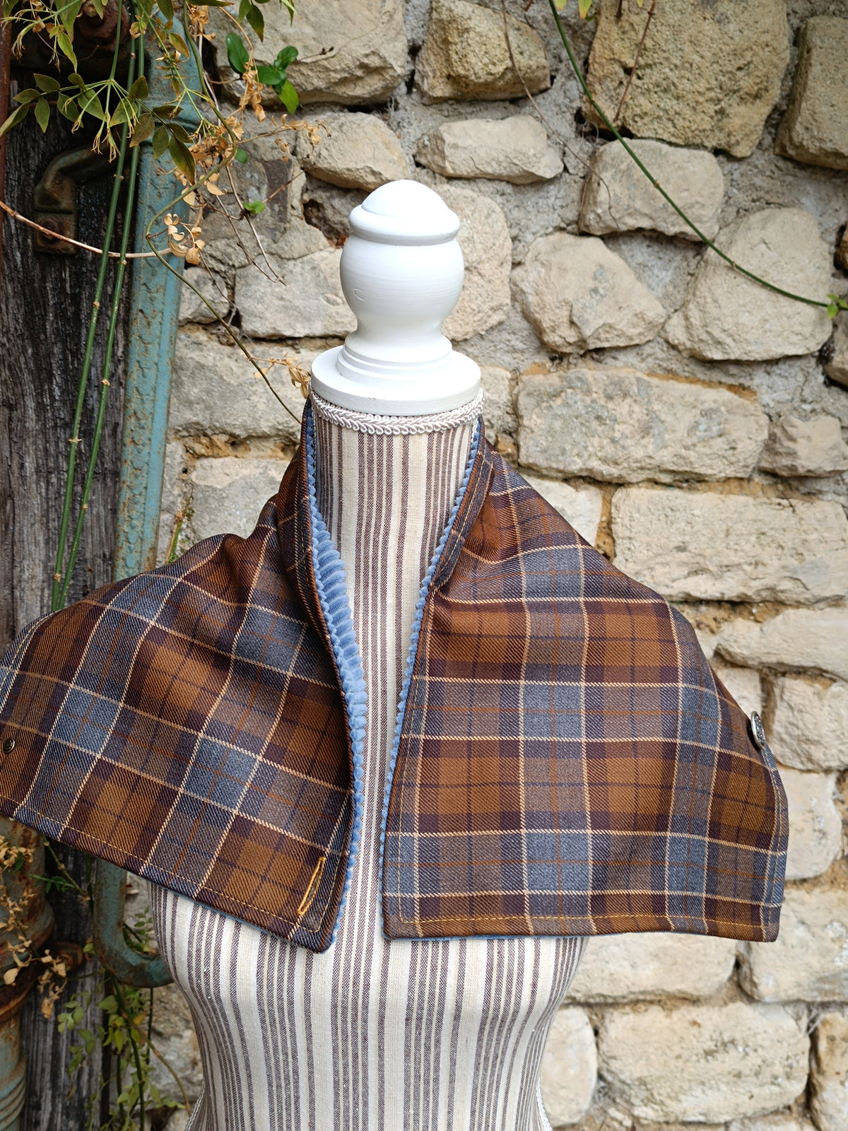 Tour de cou tartan pure laine velours côtelé bleu et bouton vintage blason licorne