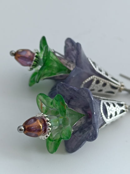 Boucles d'oreilles fleurs acrylique givrée, perles de verre tchèque, acier inoxydable