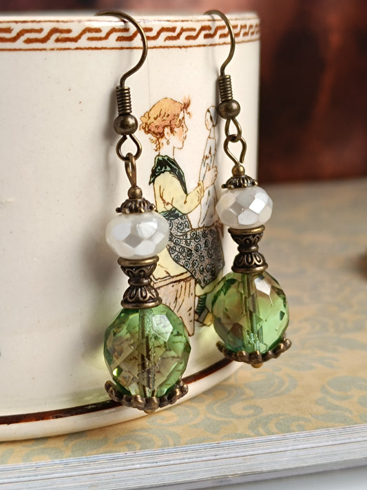 Boucles d'oreilles pendantes perles verre tchèque vertes effet fumé bronze antique