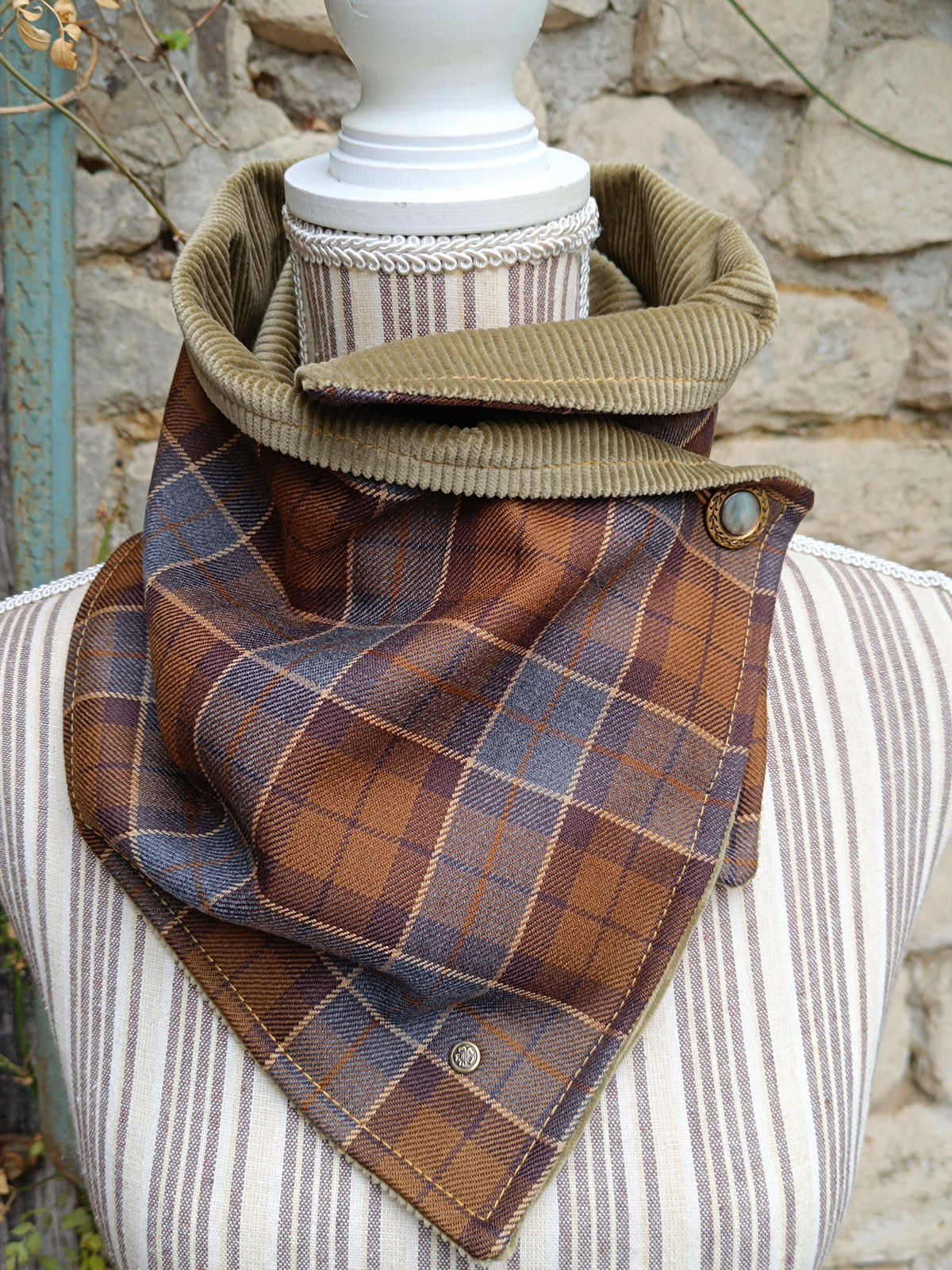 Tour de cou tartan pure laine velours côtelé kaki et bouton vintage métal et nacre