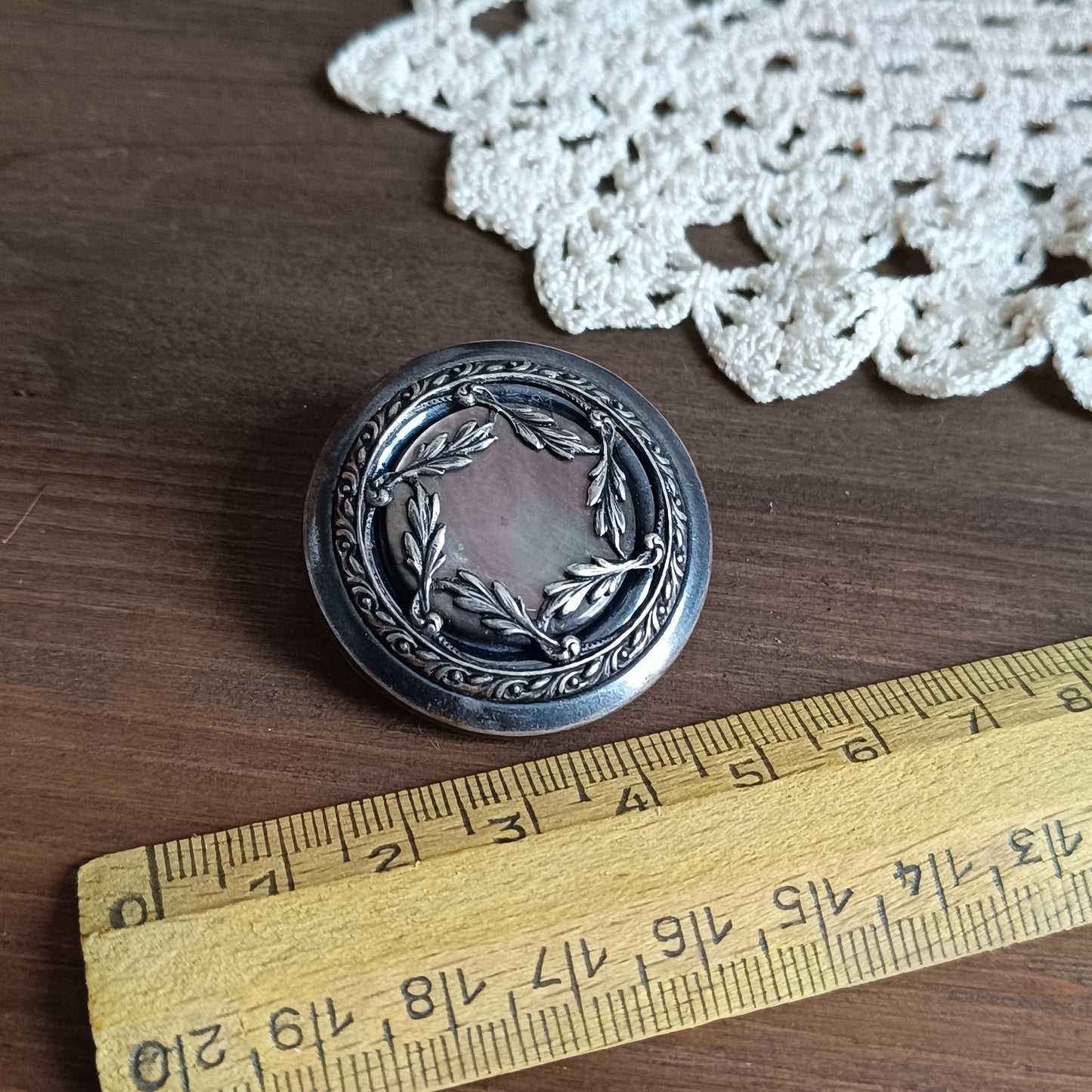 Broche vintage en nacre irisée et métal bronze – ancien bouton francais des années 1900 – couronne de laurier – bijou fait main