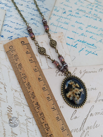 Bijou Botanique Dark Floral - Pendentif Résine et Fleurs Séchées (3 x 2,5 cm)